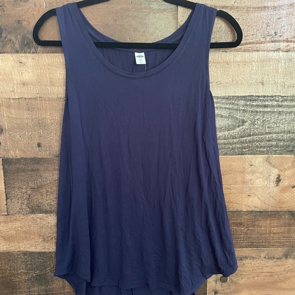 Old Navy women’s navy scoop neck sleeveless top